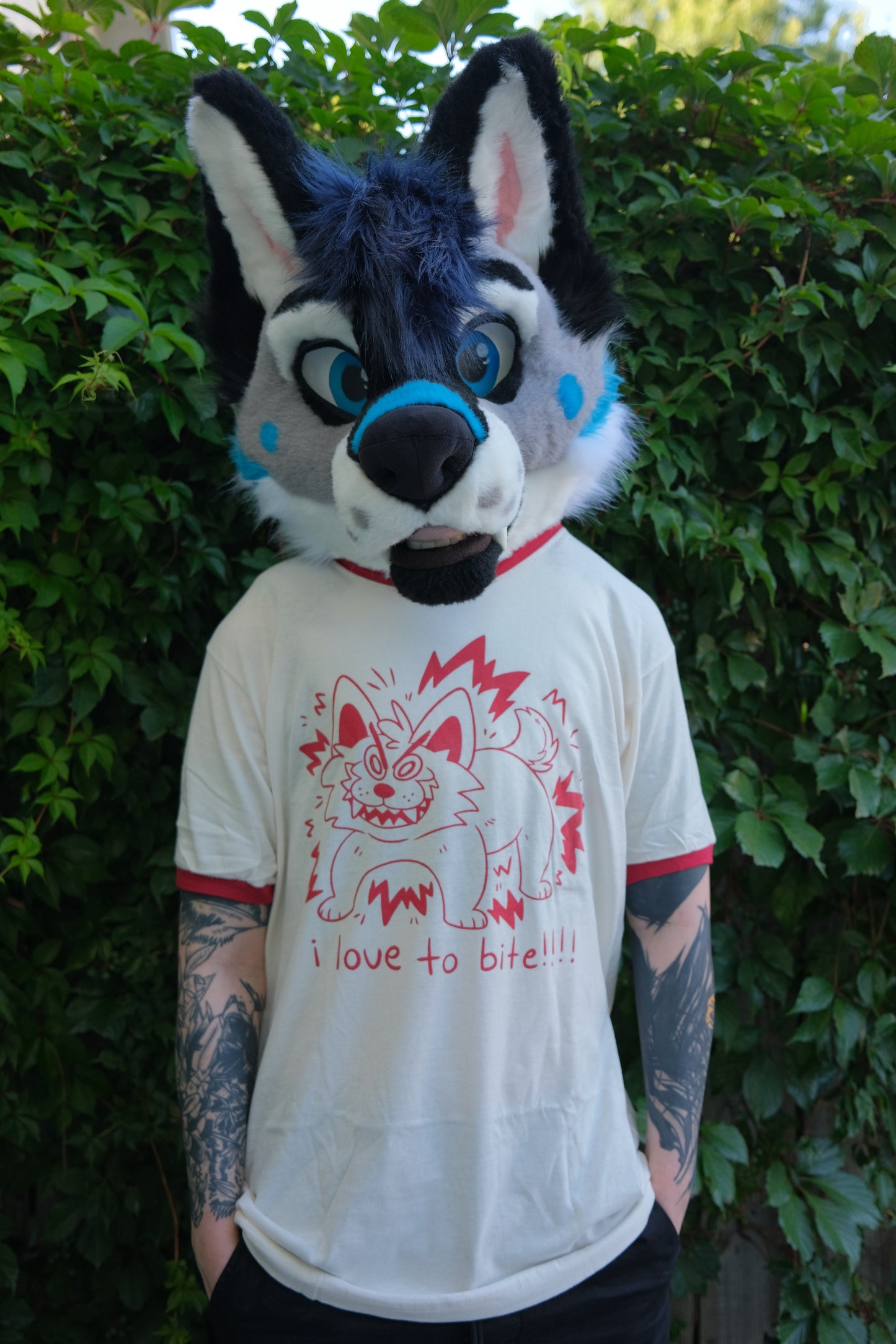 "i love to bite!!!!" Unisex Tee